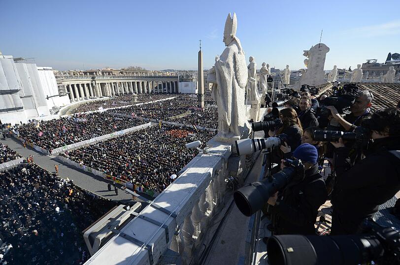 Journalisten (r.) und Pilger (l.) warten auf dem Petersplatz im Vatikan auf den Beginn der letzten Generalaudienz von Papst Benedikt XIV. Es herrscht herrlicher Sonnenschein in Rom.