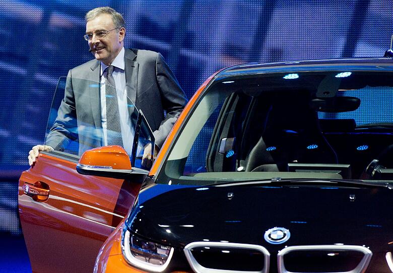 Norbert Reithofer, Vorstandsvorsitzender von BMW, zeigt beim "IAA Get Together" einen BMW i3.