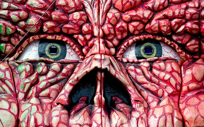 Und am späten Freitagabend streckte ein 44-Jähriger ein Monster nieder. Der Mann hatte sich in der Geisterbahn derart erschreckt, dass er aus der Gondel stieg und den Widersacher aus der Verankerung riss. Am Monster entstand Totalschaden, der Schausteller erstattete Anzeige.