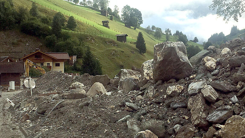 Große Schäden: Sintflutartige Regenfälle hatten das bei Urlaubern beliebte Großarltal von der Umwelt abgeschnitten.