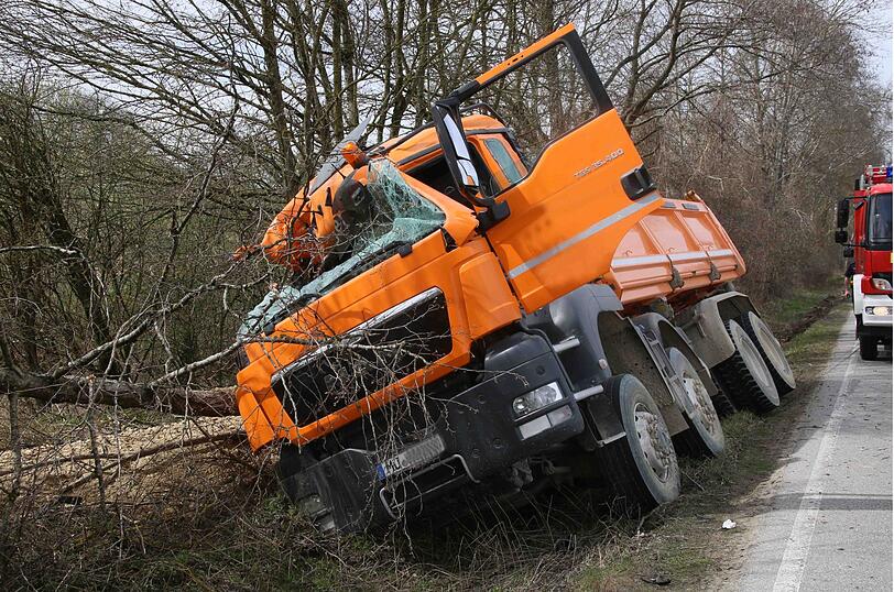 Der Lkw landete im Straßengraben. Der Unfallverursacher machte sich aus dem Staub.