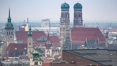 Rechnet man alles Sachvermögen der Stadt München zusammen (wie Grundstücke, Wohnungen, Schulen, Bäder, U-Bahnhöfe & Co.), kommt man auf 16,5 Milliarden Euro.