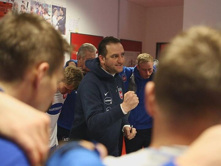 Szene aus dem Film "Tariner!": Heidenheim-Coach Frank Schmidt bei einer Teamansprache