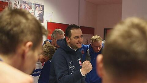 Szene aus dem Film "Tariner!": Heidenheim-Coach Frank Schmidt bei einer Teamansprache