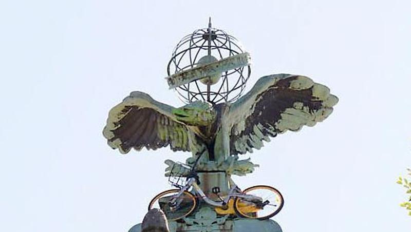 Ein O-Bike-Mietfahrrad hängt am Uhrenturm des Theresien-Gynasiums. Foto: Schorer/Berufsfeuerwehr München Ein O-Bike-Mietfahrrad hängt am Uhrenturm des Theresien-Gynasiums. Foto: Schorer/Berufsfeuerwehr München