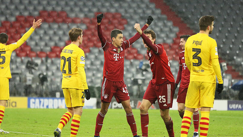 3:0! Die Bayern um Jamal Musiala und Thomas Müller (von links) fertigen den FC Barcelona im letzten Vorrundenspiel ab. Gegen spanische Teams läuft es für die Münchner.