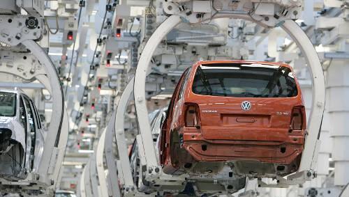 Produktion bei VW: Die Kunden kaufen nichts. Das trifft nun auch die Zulieferer. Produktion bei VW: Die Kunden kaufen nichts. Das trifft nun auch die Zulieferer.