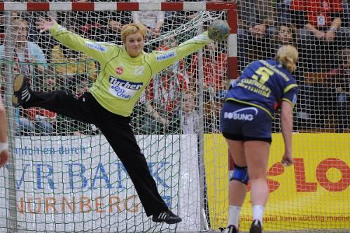 Bisweilen unüberwindbar: Club-Torfrau Marianna Gubova pariert einen Siebenmeter von Anja Neumann.