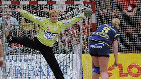 Bisweilen unüberwindbar: Club-Torfrau Marianna Gubova pariert einen Siebenmeter von Anja Neumann.