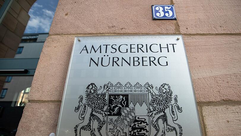 Das Amtsgericht Nürnberg hat ein Mitglied der mittlerweile aufgelösten "Letzten Generation" zu einer Bewährungsstrafe verurteilt. (Symbolbild) Das Amtsgericht Nürnberg hat ein Mitglied der mittlerweile aufgelösten "Letzten Generation" zu einer Bewährungsstrafe verurteilt. (Symbolbild)