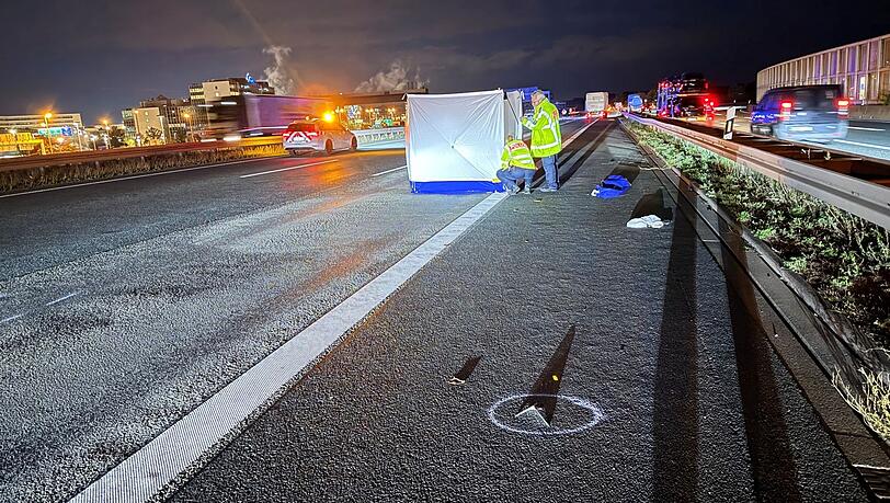 Teilsperrung der Autobahn 3: Ein Fußgänger ist bei ihrem Überqueren in Richtung Terminal 2 des Flughafens Frankfurt von einem Lastwagen erfasst und tödlich verletzt worden. Teilsperrung der Autobahn 3: Ein Fußgänger ist bei ihrem Überqueren in Richtung Terminal 2 des Flughafens Frankfurt von einem Lastwagen erfasst und tödlich verletzt worden.