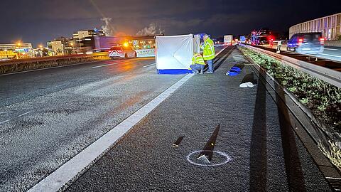 Teilsperrung der Autobahn 3: Ein Fu&szlig;g&auml;nger ist bei ihrem &Uuml;berqueren in Richtung Terminal 2 des Flughafens Frankfurt von einem Lastwagen erfasst und t&ouml;dlich verletzt worden.