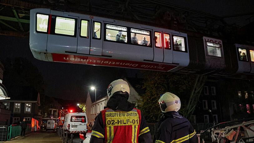 Die Feuerwehr holte die Fahrgäste über eine Drehleiter aus der Bahn. Die Feuerwehr holte die Fahrgäste über eine Drehleiter aus der Bahn.