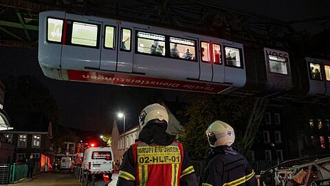 Die Feuerwehr holte die Fahrg&auml;ste &uuml;ber eine Drehleiter aus der Bahn.