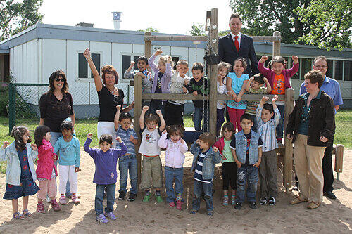 Hannes B. Erhardt (auf dem Gerüst) mit den Kindern und Mitarbeitern des Kindergartens an der Wandererstraße.