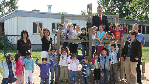 Hannes B. Erhardt (auf dem Gerüst) mit den Kindern und Mitarbeitern des Kindergartens an der Wandererstraße.
