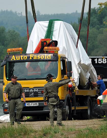 Hier zieht die Polizei das Wohnmobil des vermissten Ehepaares aus der Donau.