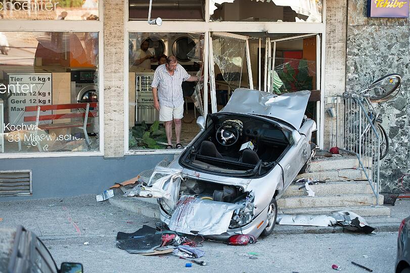 Vollig demoliert landete ein Cabrio im Schaufenster einer Wäscherei. Bei der Verfolgungsjagd sind drei menschen verletzt und ein kleines Mädchen getötet worden.