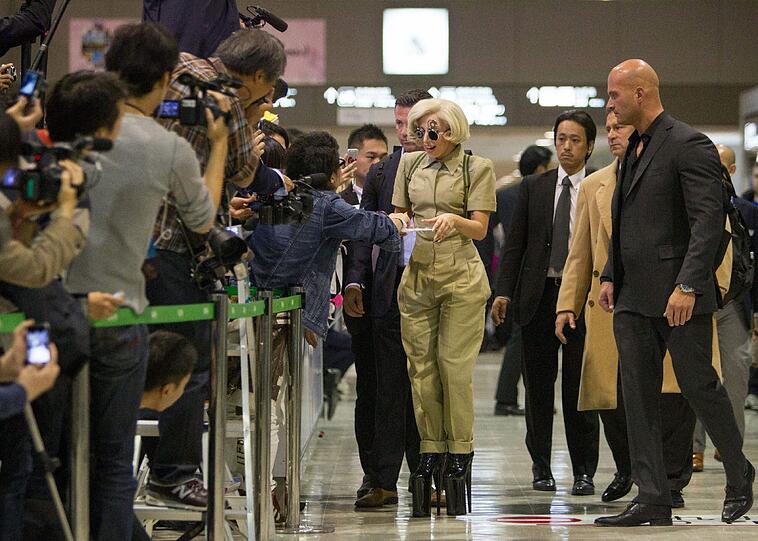 Lady Gaga bei ihrer Ankunft in Tokio
