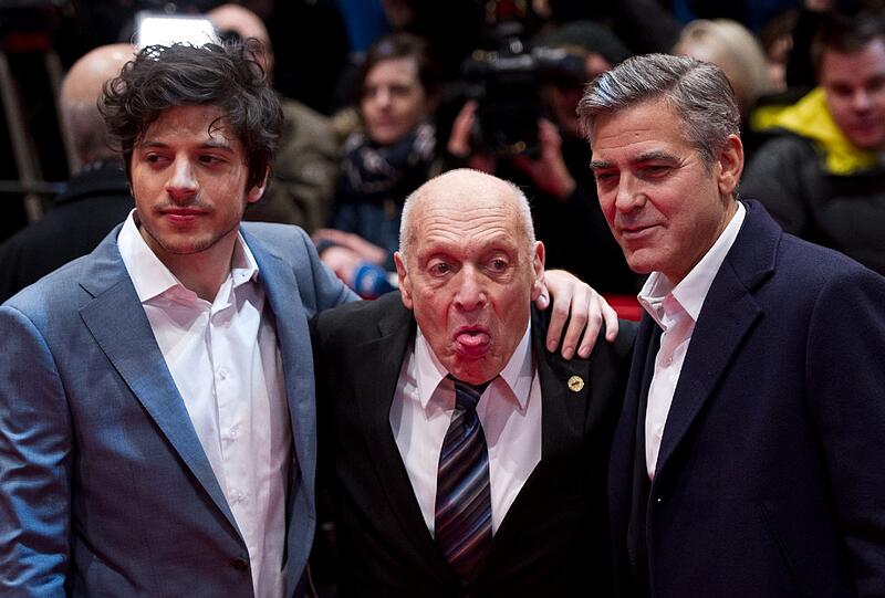 Schauspieler Dimitri Leonidas (l), der letzte noch lebende "Monuments Man", Harry Ettlinger (m), und Schauspieler George Clooney (r) bei Premiere von "The Monuments Men" während der 64. Internationalen Filmfestspiele.