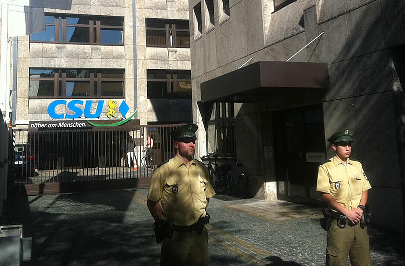 Aufregung am Donnerstagnachmittag: Kurden haben die CSU-Zentrale in der Nymphenburger Straße in München besetzt. Die AZ ist vor Ort.