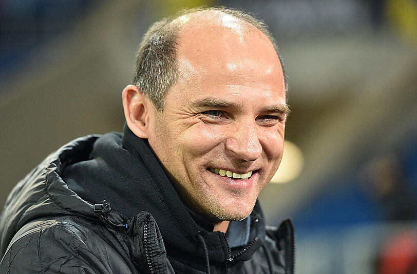 Hat gut lachen: Werder-Coach Viktor Skripnik knimmt das verbale Scharmützel zwischen Bremens Manager Thomas Eichin und Bayerns Sportvorstand Matthias Sammer mit Humor.