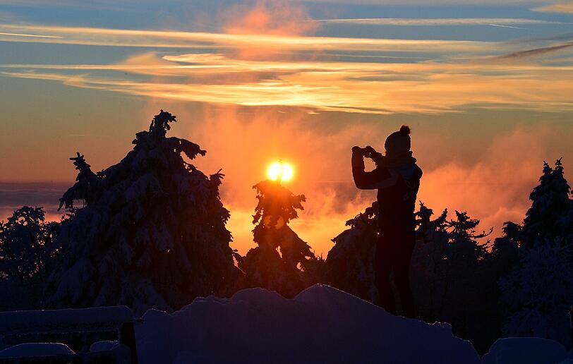 Morgenrot auf dem großen Inselsberg. Kälteschwaden steigen im Schein der Sonne auf.
