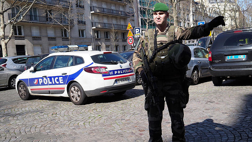 Ein Soldat mit einer Maschinenpistole steht in Paris, Frankreich, an der Zufahrt zum Büro des Internationalen Währungsfonds (IWF) und lenkt den Verkehr um. Im Pariser Bürogebäude des IWF ist ein Briefumschlag explodiert und hat eine Person leicht verletzt.