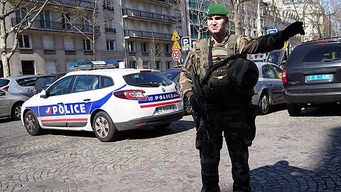 Ein Soldat mit einer Maschinenpistole steht in Paris, Frankreich, an der Zufahrt zum Büro des Internationalen Währungsfonds (IWF) und lenkt den Verkehr um. Im Pariser Bürogebäude des IWF ist ein Briefumschlag explodiert und hat eine Person leicht verletzt.