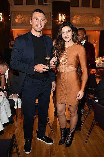 Wladimir Klitschko (Comeback des Jahres) mit Christine Hammer, die sich supersexy über die Auszeichnung als Boxerin des Jahres freut