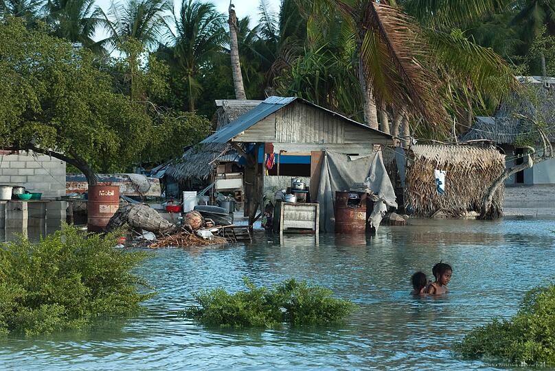 Inselnationen, wie Kiribati, werden durch den steigenden Meeresspiegel überflutet.