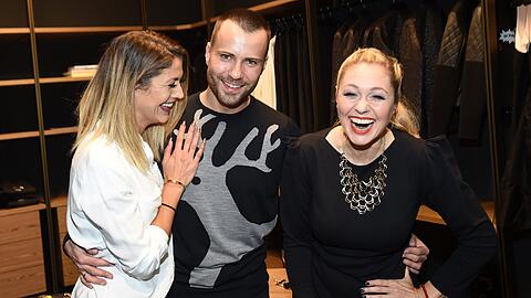 Ruth Moschner hier mit Fiona Erdmann (li.) und Designer Marcell von Berlin.