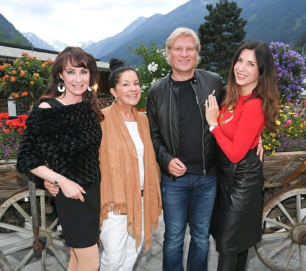 Anna Maria Kaufmann, Tina Pfurtscheller und Gerhard Leinauer mit Alexandra Polzin