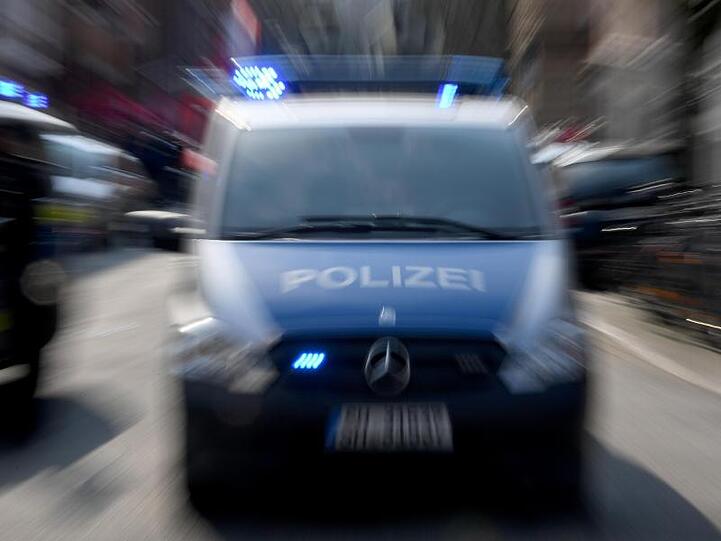 Polizeiwagen mit Blaulicht. Foto: Carsten Rehder/Archivbild