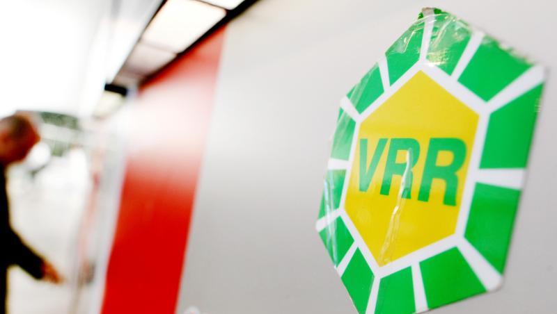 Das VRR-Logo klebt am an einem Fahrkartenautomaten im Hauptbahnhof in Düsseldorf. Foto: Martin Gerten/dpa Das VRR-Logo klebt am an einem Fahrkartenautomaten im Hauptbahnhof in Düsseldorf. Foto: Martin Gerten/dpa