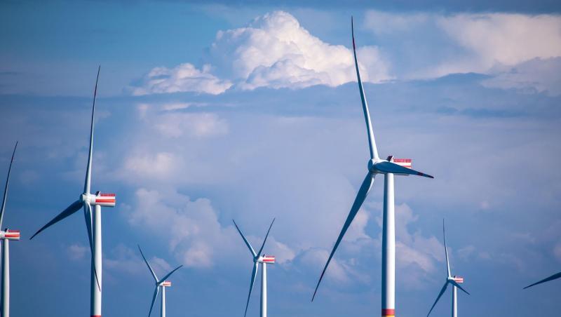 Windräder in der Ostsee zwischen den Inseln Rügen und Bornholm (Dänemark). Windräder in der Ostsee zwischen den Inseln Rügen und Bornholm (Dänemark).