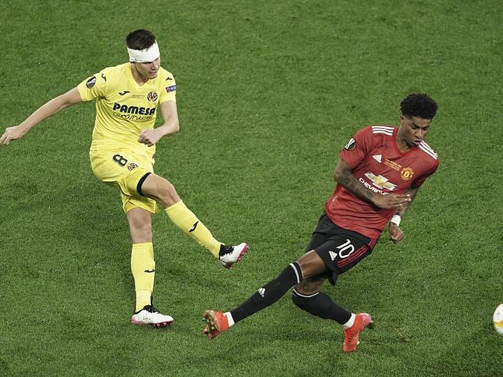 Villarreals Juan Foyth (l) zieht ab, Uniteds Marcus Rashford wirft sich in den Weg.