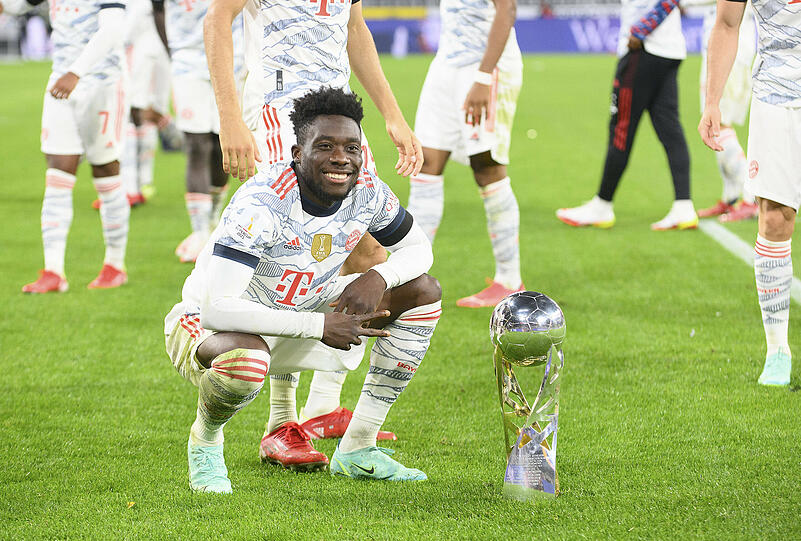 Alphonso Davies mit dem Supercup.