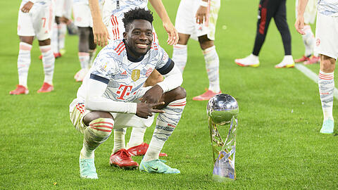 Alphonso Davies mit dem Supercup.