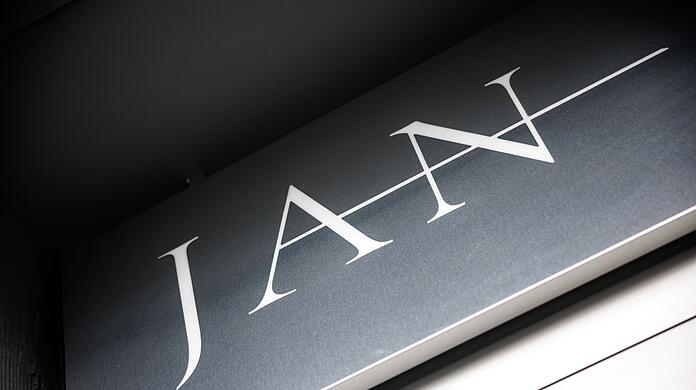 Erstmals hat das Restaurant "Jan" in München im Guide "Gault&Millau" fünf rote Hauben –die beste Auszeichnung – bekommen.