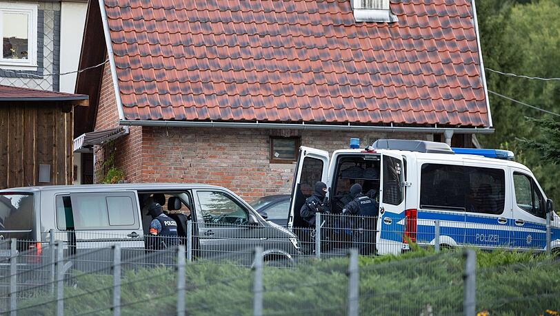 Die Polizei ist im Einsatz bei einer Razzia im Rockermilieu. Die Polizei ist im Einsatz bei einer Razzia im Rockermilieu.
