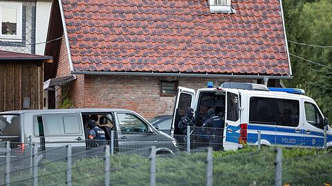 Die Polizei ist im Einsatz bei einer Razzia im Rockermilieu.