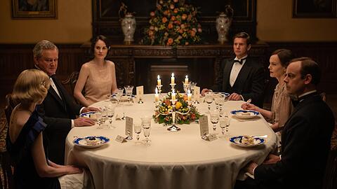Laura Carmichael, Hugh Bonneville, Michelle Dockery, Allen Leech, Elizabeth McGovern und Harry Hadden-Paton (v.l.) in "Downton Abbey: Das große Finale".