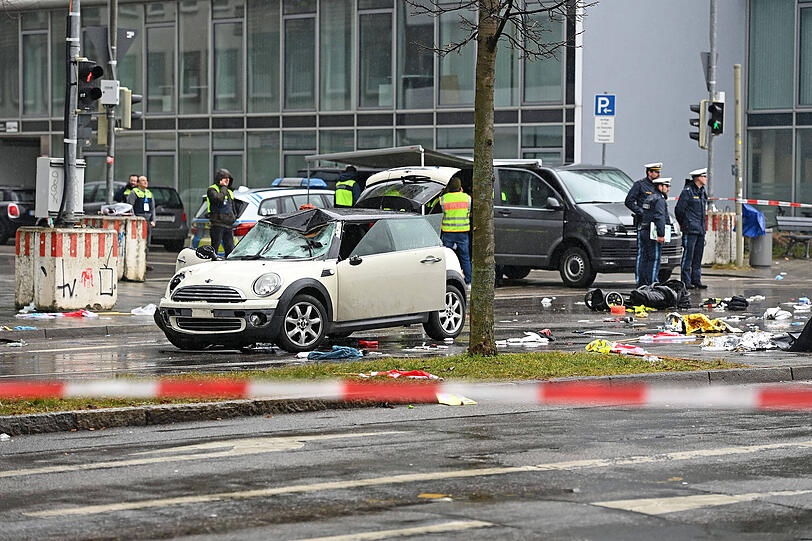 Als "eine Schneise der Verwüstung", beschrieb eine Beamtin der Spurensicherung das Bild, das sich ihr bot, als sie am 13. Februar 2025 an den Ort des Anschlags kam. Mit durchgedrücktem Gaspedal war Farhad N. in das Ende eines Demonstrationszuges gerast. Als "eine Schneise der Verwüstung", beschrieb eine Beamtin der Spurensicherung das Bild, das sich ihr bot, als sie am 13. Februar 2025 an den Ort des Anschlags kam. Mit durchgedrücktem Gaspedal war Farhad N. in das Ende eines Demonstrationszuges gerast.