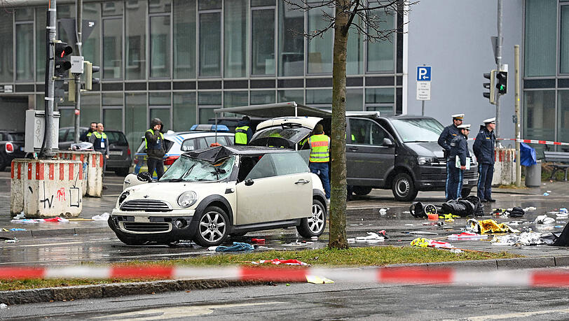 Als "eine Schneise der Verwüstung", beschrieb eine Beamtin der Spurensicherung das Bild, das sich ihr bot, als sie am 13. Februar 2025 an den Ort des Anschlags kam. Mit durchgedrücktem Gaspedal war Farhad N. in das Ende eines Demonstrationszuges gerast. Als "eine Schneise der Verwüstung", beschrieb eine Beamtin der Spurensicherung das Bild, das sich ihr bot, als sie am 13. Februar 2025 an den Ort des Anschlags kam. Mit durchgedrücktem Gaspedal war Farhad N. in das Ende eines Demonstrationszuges gerast.