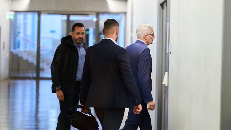 Im geheim tagenden Parlamentarischen Kontrollgremium (PKGr) des Bundestages wurde BND-Pr&auml;sident Martin J&auml;ger am Mittwoch zu den Spionagevorw&uuml;rfen gegen den fr&uuml;heren Pr&auml;sidenten des Bundesnachrichtendienstes, August Hanning, befragt.