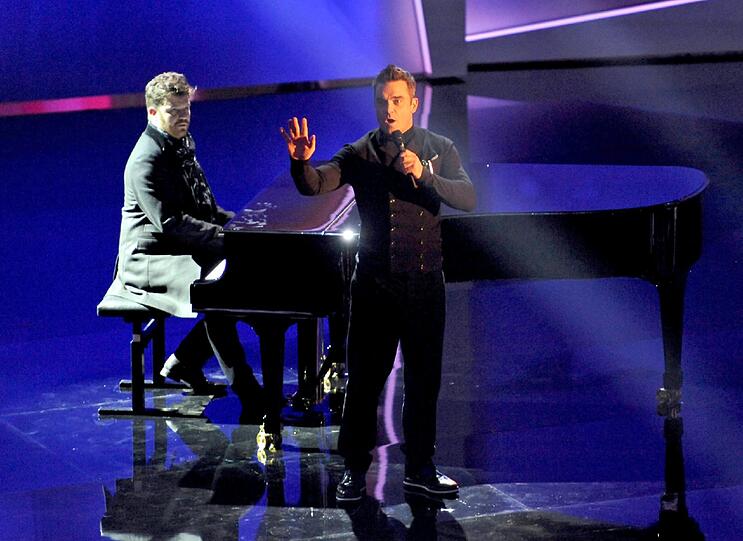 Robbie Williams promotet in der Show sein neues Album - allerdings mit einem alten Song: "Let me Entertain You" singt der Rocker bei "Wetten, dass..."