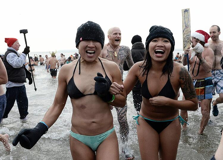 In lustigen Kostümen stürmten auch vor der Küste New Yorks in Brooklyn, USA dutzende Schwimmer in den Atlantik.