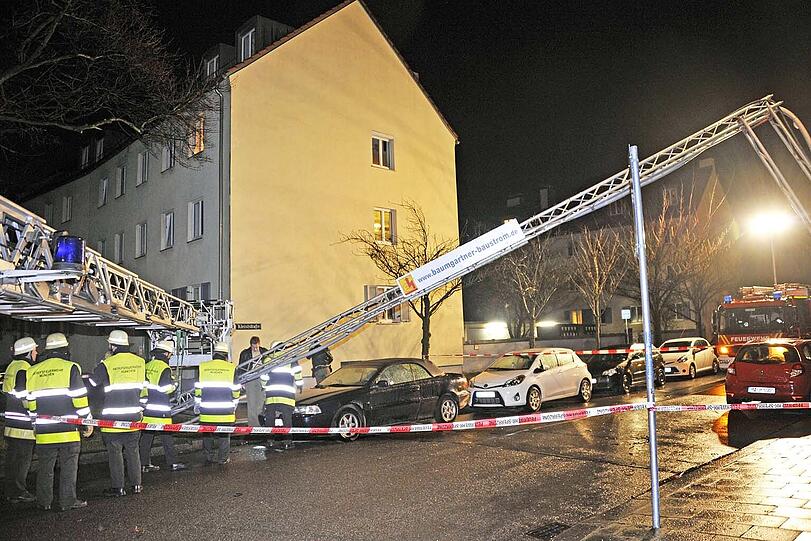 Die Münchner Feuerwehr beseitigt Sturmschäden in der Kleiststraße.