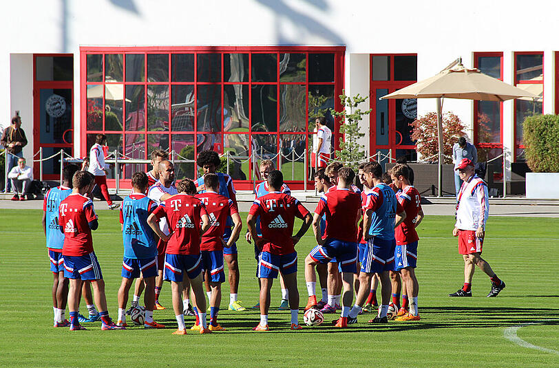 Powern für die nächsten Aufgaben: Pep Guardiola fordert seine Jungs im Training.